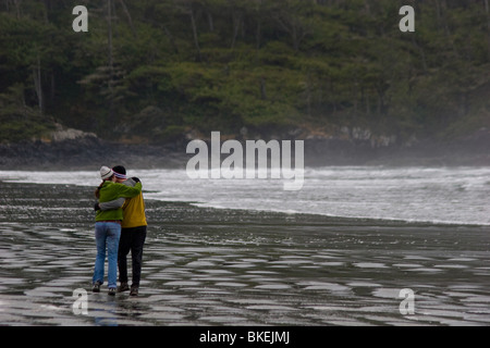 Mann und Frau am Strand entlang teilen einen bewegender Moment, in der Nähe von Tofino, BC Stockfoto