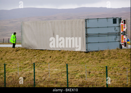 LKW geblasen von Winde, die 100 km/h auf der Autobahn M6 in der Nähe von Shap, Cumbria, UK. Stockfoto