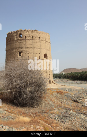 traditionellen alten Wachturm in der Stadt alte Fanja, Hajar al Gharbi, Sultanat von Oman. Foto: Willy Matheisl Stockfoto