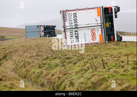 LKW geblasen von Winde, die 100 km/h auf der Autobahn M6 in der Nähe von Shap, Cumbria, UK. Stockfoto