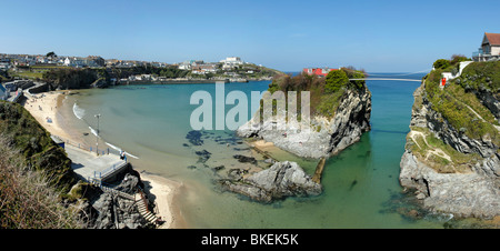 Panoramablick auf Towan Strand in Newquay Cornwall an den hohen Gezeiten. Stockfoto