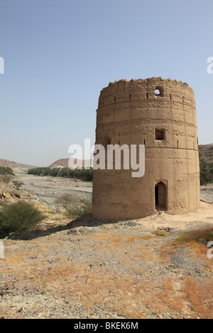 Wachturm im alten Fanja, Hajar al Gharbi, Sultanat von Oman. Foto: Willy Matheisl Stockfoto