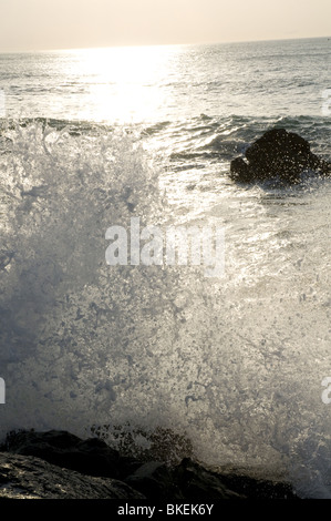 Miladys Strand in Biarritz in großen Wellen am Tag (Sommer) - Felsen und Wellen; Splash Stockfoto