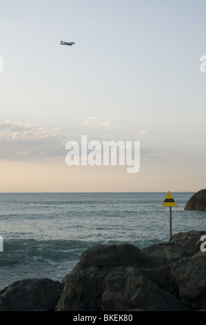 Miladys Strand in Biarritz in großen Wellen am Tag (Sommer) - angedockt ein Flugzeug wird vorbereitet Stockfoto