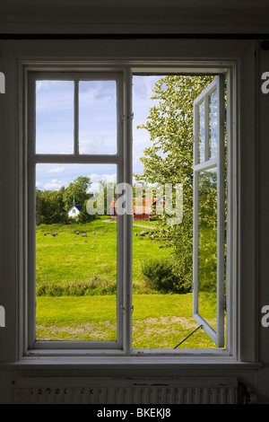 Altmodische Fenster offen für eine Sommerlandschaft. Stockfoto