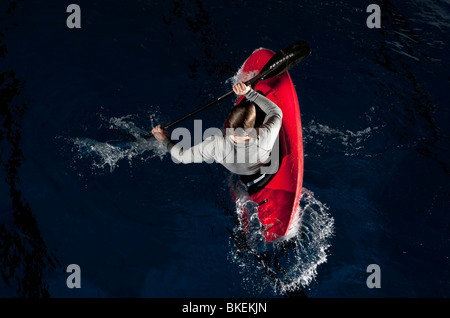 Freestyle-Wildwasser-Kajakfahrer in rot Kajak während des Trainings, Ulm, Baden-Württemberg, Deutschland Stockfoto