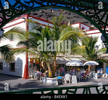 Touristen im Freien essen auf der Terrasse des sonnigen Puerto de Mogan Restaurant Gran Canaria Kanaren Spanien Stockfoto