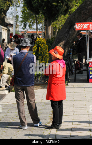 Mitte Alter paar japanische Touristen in Sultanahmet (Sultan Ahmed), Istanbul, Türkei, April 2010 Stockfoto