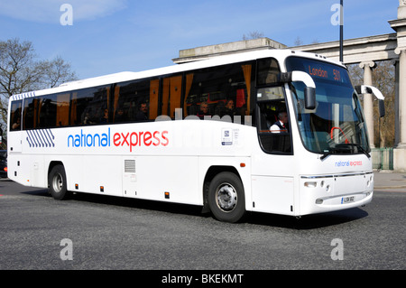 Nahaufnahme des Fahrerhauses in der Seitenansicht und Vorderansicht des Busverkehrs National Express Coach auf der Fahrt entlang des Hyde Park an der Ecke London England Stockfoto