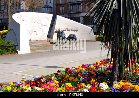 Tiere im Krieg Gedenkstätte Bronze Maultiere & gebogene Portland Stein Wandskulptur von englischen Bildhauer David Backhouse Park Lane Hyde Park London England Großbritannien Stockfoto