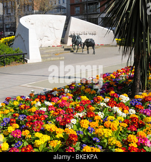 Tiere im Krieg Gedenkstätte Bronze Maultiere & gebogene Portland Stein Wandskulptur von englischen Bildhauer David Backhouse Park Lane Hyde Park London England Großbritannien Stockfoto