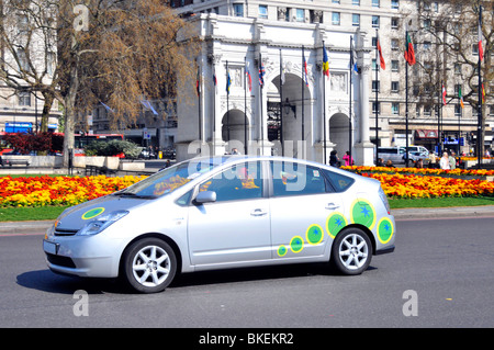 Toyota Prius ein Hybridauto, das einen Verbrennungsmotor mit Elektromotor kombiniert. Ein fünftüriger Liftback, der Marble Arch im Jahr 2010 in London, England, passiert Stockfoto