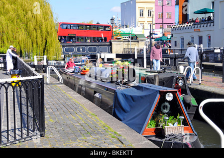 Schleusentore sonnige Stadtlandschaft & Narrowboot Szene Camden Lock Regents Kanal mit Doppeldecker roten öffentlichen Verkehrsmitteln Bus an Bridge London England Großbritannien Stockfoto