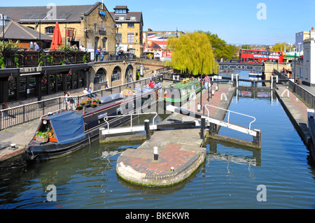 Schleusentore sonnige Stadtlandschaft & Narrowboot Szene Camden Lock Regents Kanal mit Doppeldecker roten öffentlichen Verkehrsmitteln Bus an Bridge London England Großbritannien Stockfoto