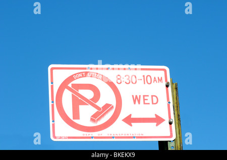 kein Parkplatz-Zeichen verwendet, um Parkplätze während der Straßenreinigung in New York City-ny-Usa beschränken Stockfoto