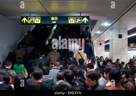 Die überfüllten Ausfahrt einer u-Bahn Station, Shanghai, China Stockfoto