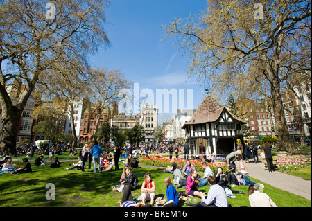 Menschen ruht auf warmen Frühlingstag in Soho Square, W1, London, Vereinigtes Königreich Stockfoto