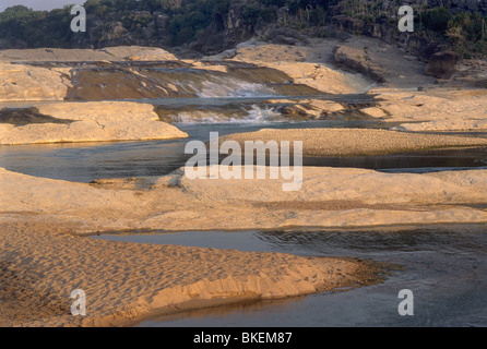 Pedernales River Kaskaden durch Kalkstein Schritte in Pedernales Falls State Park, Texas, USA Stockfoto