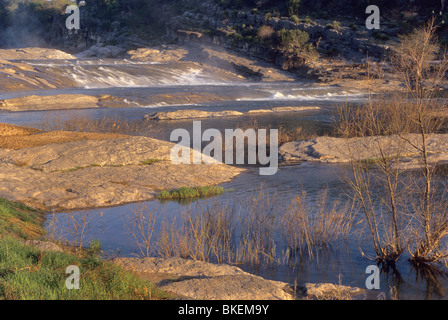 Pedernales River Kaskaden durch Kalkstein Schritte in Pedernales Falls State Park, Texas, USA Stockfoto