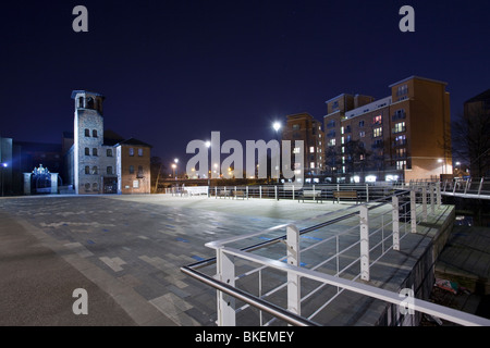 Derby-Silk Mühle und Fluss Seite Wohnungen in der Nacht. Stockfoto