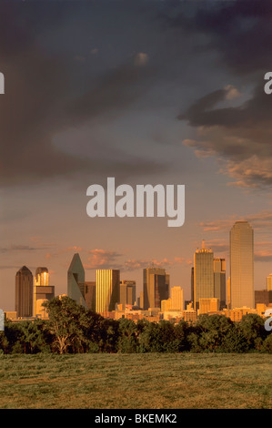 Dunkle Wolken bei Sonnenuntergang über der Innenstadt von Dallas, Texas, USA Stockfoto