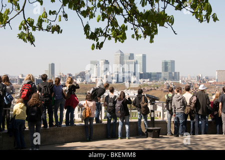 Schülerinnen und Schüler Touristen betrachten Docklands und Canary Wharf vom Greenwich Park in London, England Stockfoto