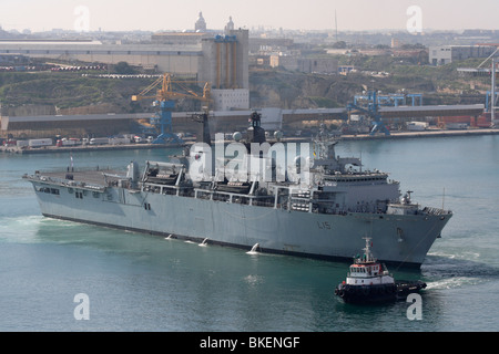 Die Amphibious Assault ship hms Bulwark im Grand Malta's Hafen Stockfoto