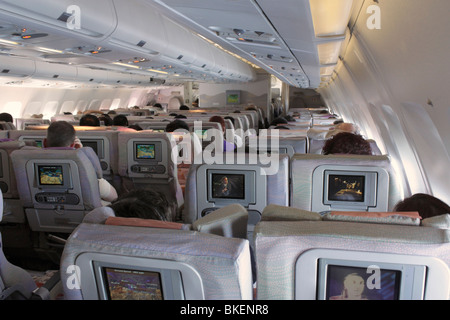 Flugreisen und Tourismus. Economy Class-Sitzplätze in einem Langstreckenflugzeug. Innenansicht der Fahrgastkabine. Stockfoto