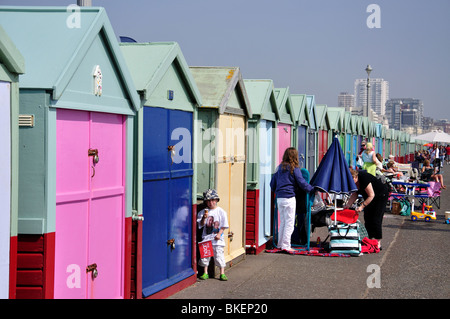 Farbenfrohe Strandhütten an Strandpromenade, Hove, East Sussex, England, Vereinigtes Königreich Stockfoto