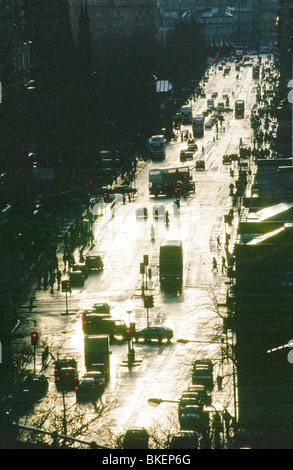 Verkehr und die Leute an der Princes Street in Edinburgh UK Stockfoto