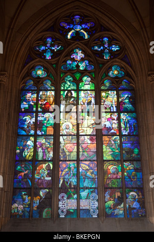 Fenster von Alfons Mucha, St.-Veits Dom, Prager Burg, Prag, Tschechische Republik Stockfoto