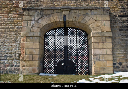 Man sieht noch das alte Wagen-Tor an der Ostwand des frühen territorialen Gefängnis in Jackson, Michigan. Stockfoto
