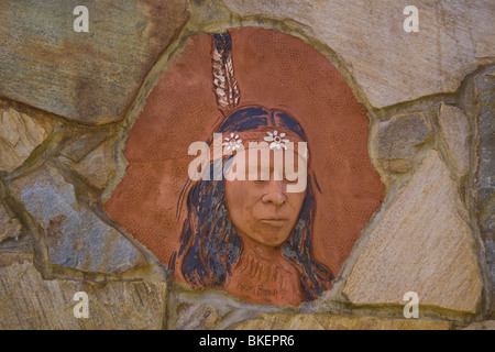 Eine Ton-Büste von Prinzessin Pocahontas von Pamunkey Native American Indian Chief Kevin Brown im Jahr 2004 geschaffen. Stockfoto