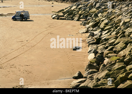 Eiswagen am Strand von Robin Hoods Bay, England. Stockfoto