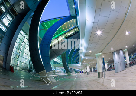 Stilvoller moderne Architektur der 2010 eröffneten Terminal 3 des Dubai International Airport, Dubai, Vereinigte Arabische Emirate, Vereinigte Arabische Emirate