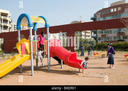 KINDER UND ELTERN SPIELEN IN A PARK IN TRIPOLI, LIBANON Stockfoto