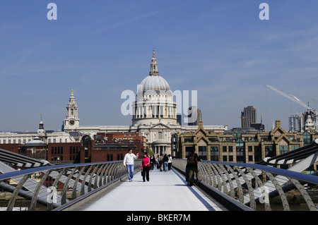 Millennium Bridge über die Themse und die St. Pauls Cathedral, London, England, UK Stockfoto