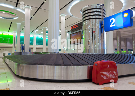 UAE, Vereinigte Arabische Emirate, Dubai, Dubai International Airport, Terminal 3, Gepäckband in der Ankunftshalle Stockfoto