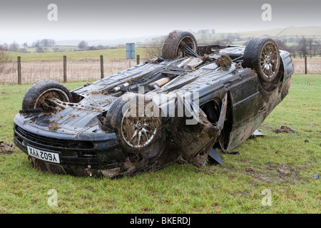 Ein BMW Auto stürzte auf dem Dach in der Mitte ein Feld nach dem Verlassen der Straße mit hoher Geschwindigkeit auf die A66 in der Nähe von Keswick Cumbria UK Stockfoto