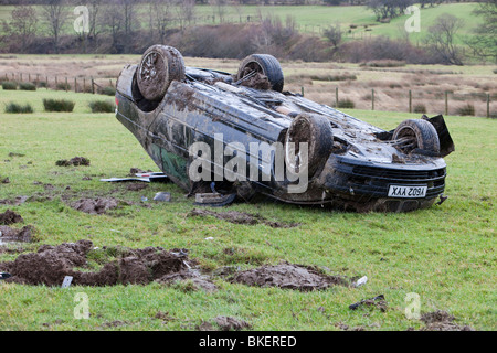 Ein BMW Auto stürzte auf dem Dach in der Mitte ein Feld nach dem Verlassen der Straße mit hoher Geschwindigkeit auf die A66 in der Nähe von Keswick Cumbria UK Stockfoto