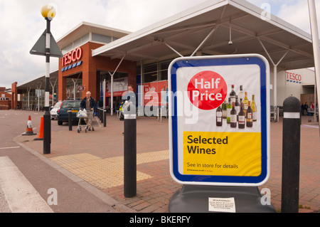 Ein Zeichen Werbung halben Preis Weine bei Tesco Superstore in Beccles, Suffolk, England, Großbritannien, UK Stockfoto