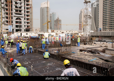 Indische Wanderarbeiter auf einer Baustelle in Dubai Stockfoto