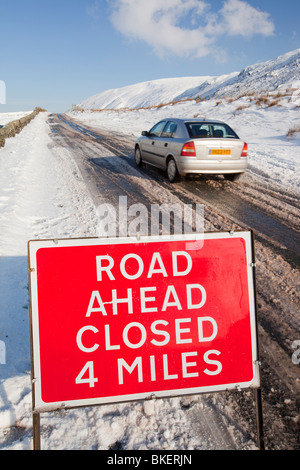 Eine geschlossene Straßenschild auf Kirkstone Pass im Lake District im Winter schneit Stockfoto