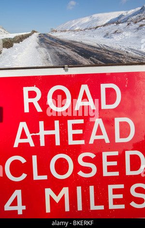 Eine geschlossene Straßenschild auf Kirkstone Pass im Lake District im Winter schneit Stockfoto