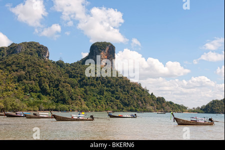 Thai Longtail Boote am Strand in Krabi, Südthailand Stockfoto