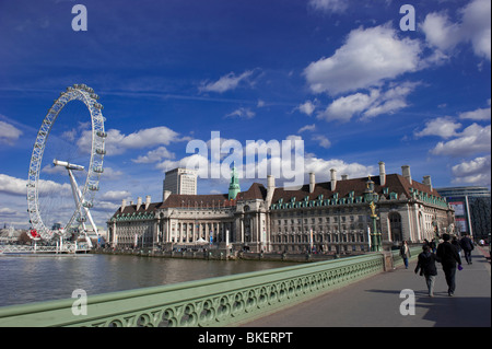 Blick auf das London Eye von der Westminster Bridge von London, England. UK Stockfoto