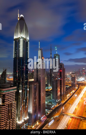 Erhöhten Blick auf die modernen Hochhäuser entlang der Sheikh Zayed Road mit Blick auf den Burj Kalifa, Dubai, Vereinigte Arabische Emirate Stockfoto