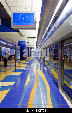 Dubai-Metro-Station, modernes Design, eröffnet im Jahr 2010, Dubai, Vereinigte Arabische Emirate, Vereinigte Arabische Emirate Stockfoto