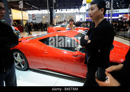 Interessenten an Ferrari stehen während der Peking Auto Show 2010. Stockfoto