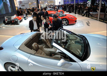 Interessenten an Ferrari stehen während der Peking Auto Show. 23. April 2010 Stockfoto